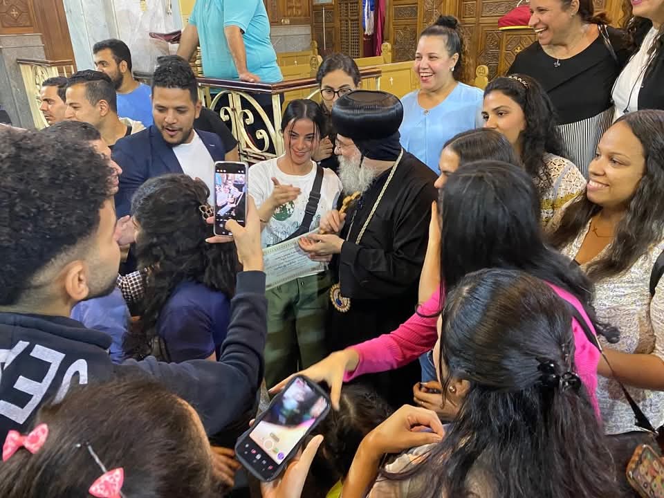 1763102231 13 أسقف الدول الإسكندنافية يقابل الخريجين في عزبة النخل صور