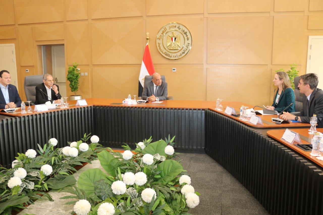 1763107585 979 وزير الكهرباء يناقش مع وفد البنك الدولي سبل التعاون في