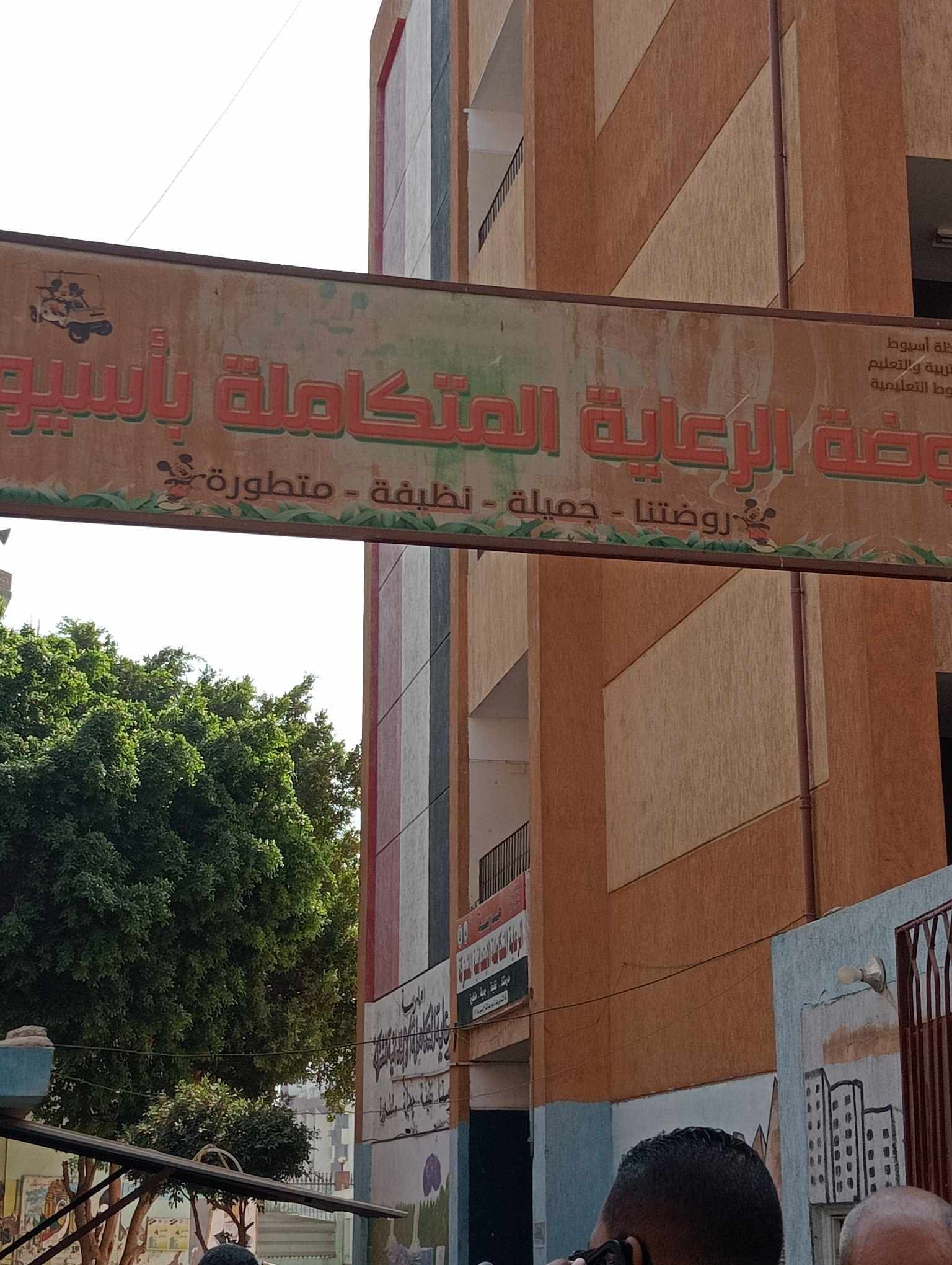 1763125847 836 نسوا الطفل في الفصل صورة مؤثرة لطفل باكي نط من