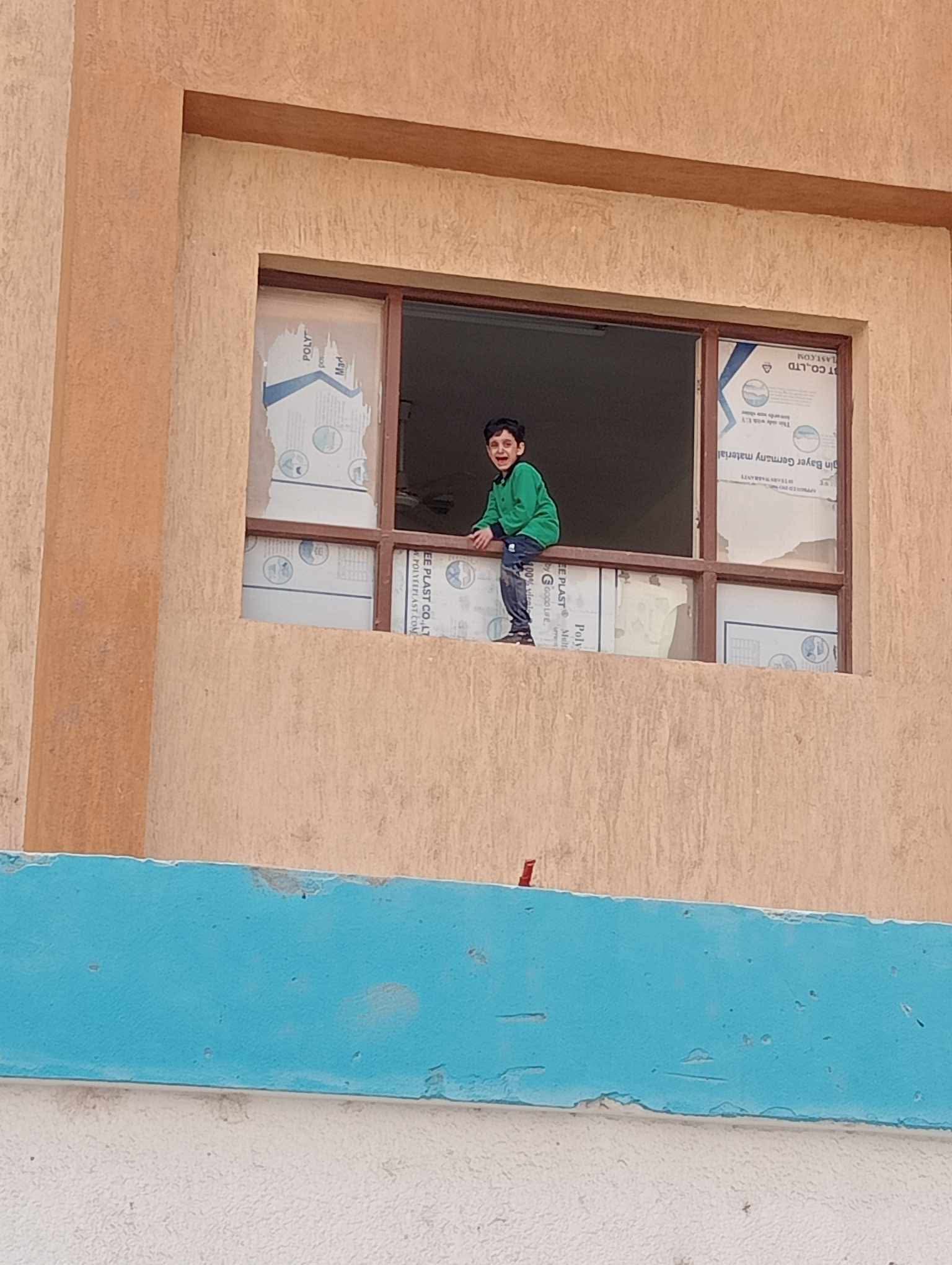 1763125848 535 نسوا الطفل في الفصل صورة مؤثرة لطفل باكي نط من