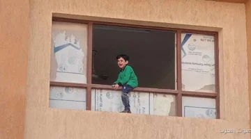 1763125848 نسوا الطفل في الفصل صورة مؤثرة لطفل باكي نط من