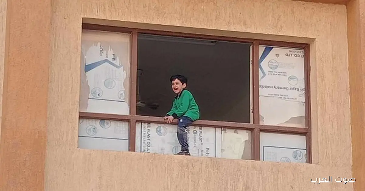 نسوا الطفل في الفصل| صورة مؤثرة لطفل باكي “نط من الشباك” في مدرسة بأسيوط
