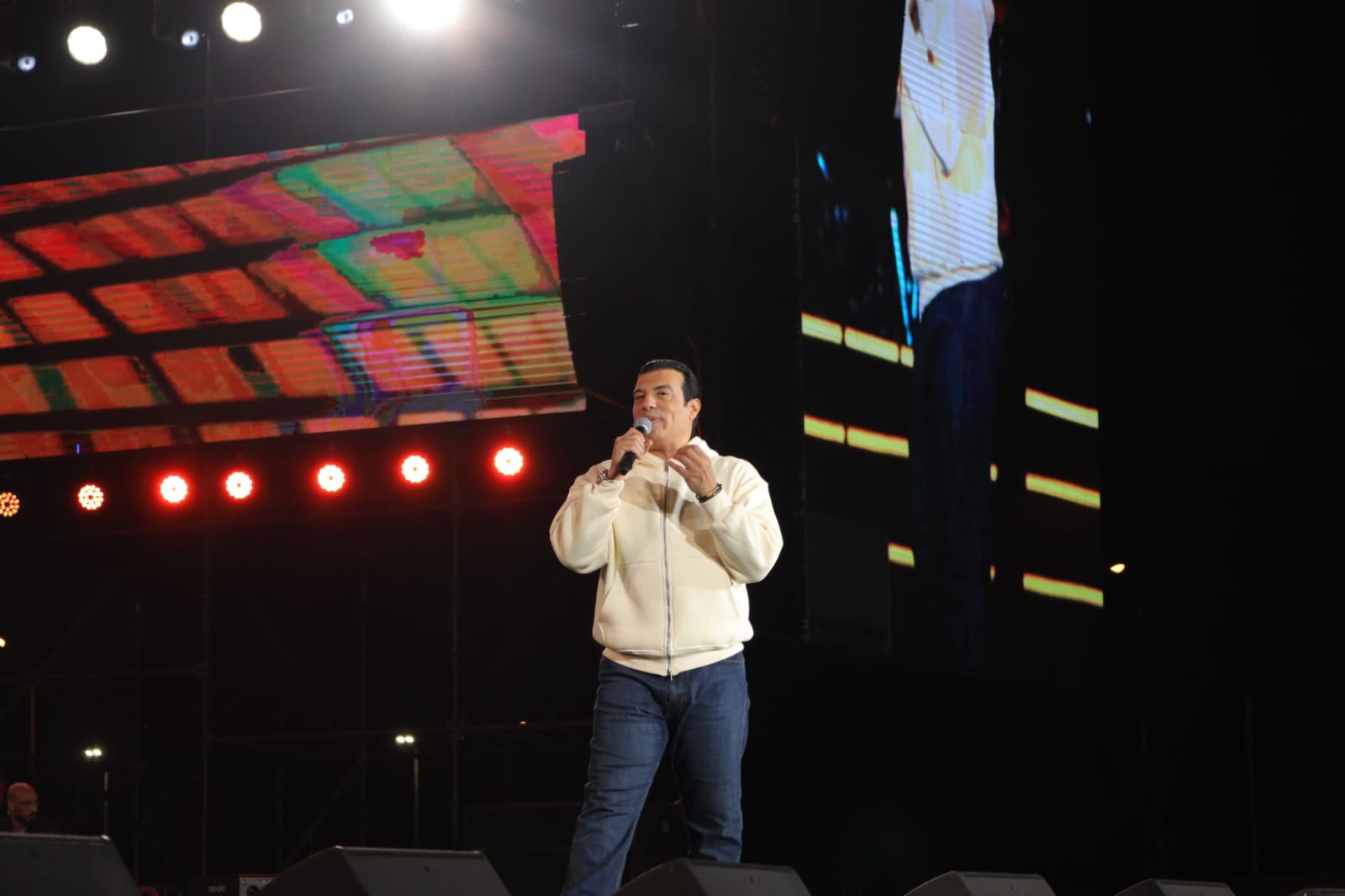 1763207003 269 إيهاب توفيق يحيي حفلة ممتلئة بالجمهور في مدينتي صور