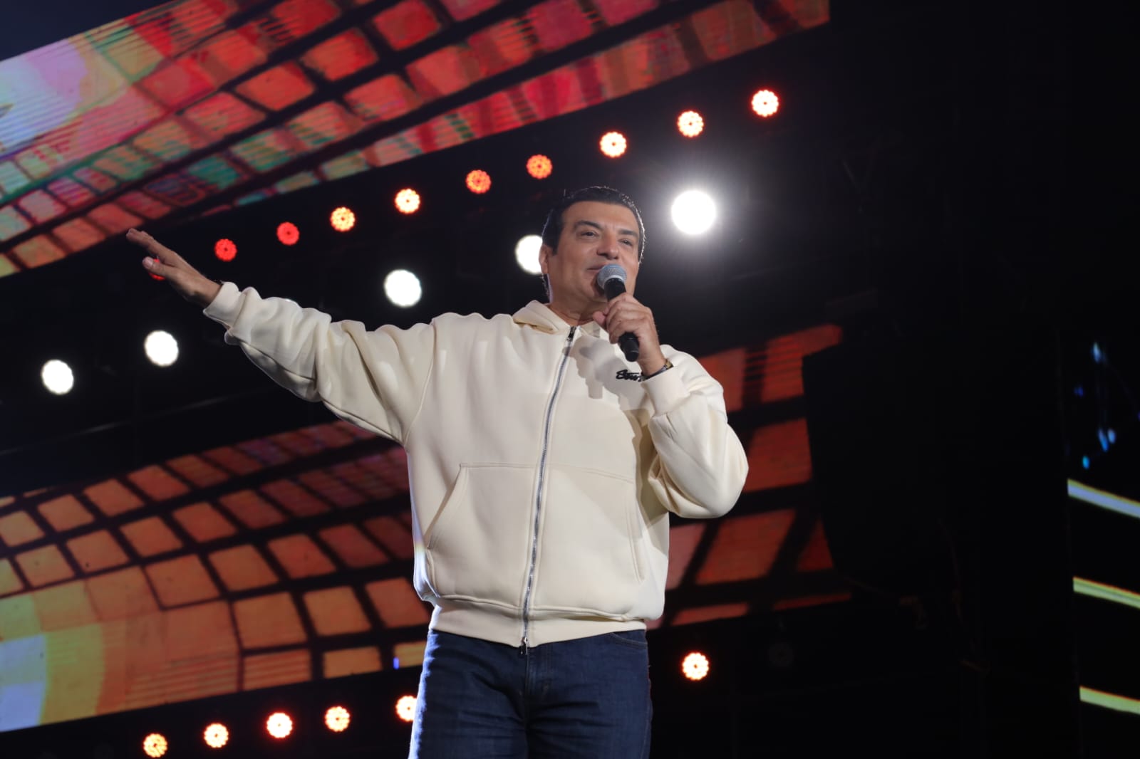 1763207003 324 إيهاب توفيق يحيي حفلة ممتلئة بالجمهور في مدينتي صور