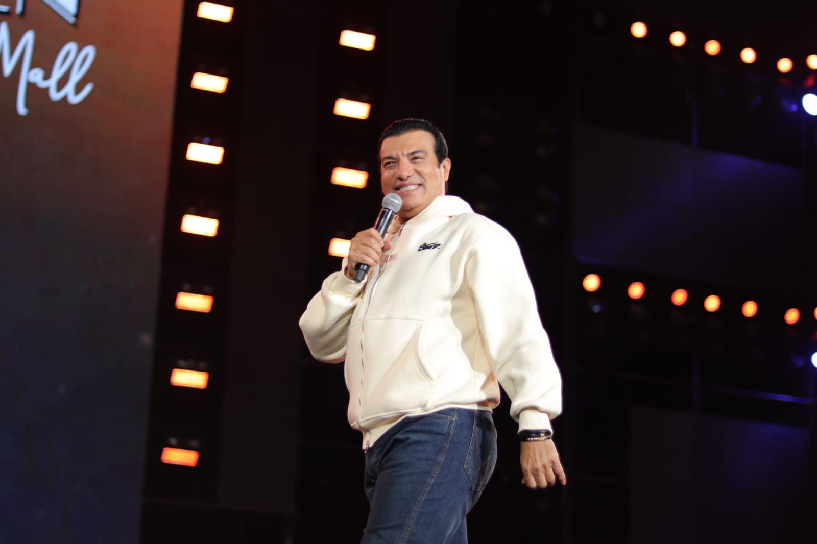 1763207003 448 إيهاب توفيق يحيي حفلة ممتلئة بالجمهور في مدينتي صور