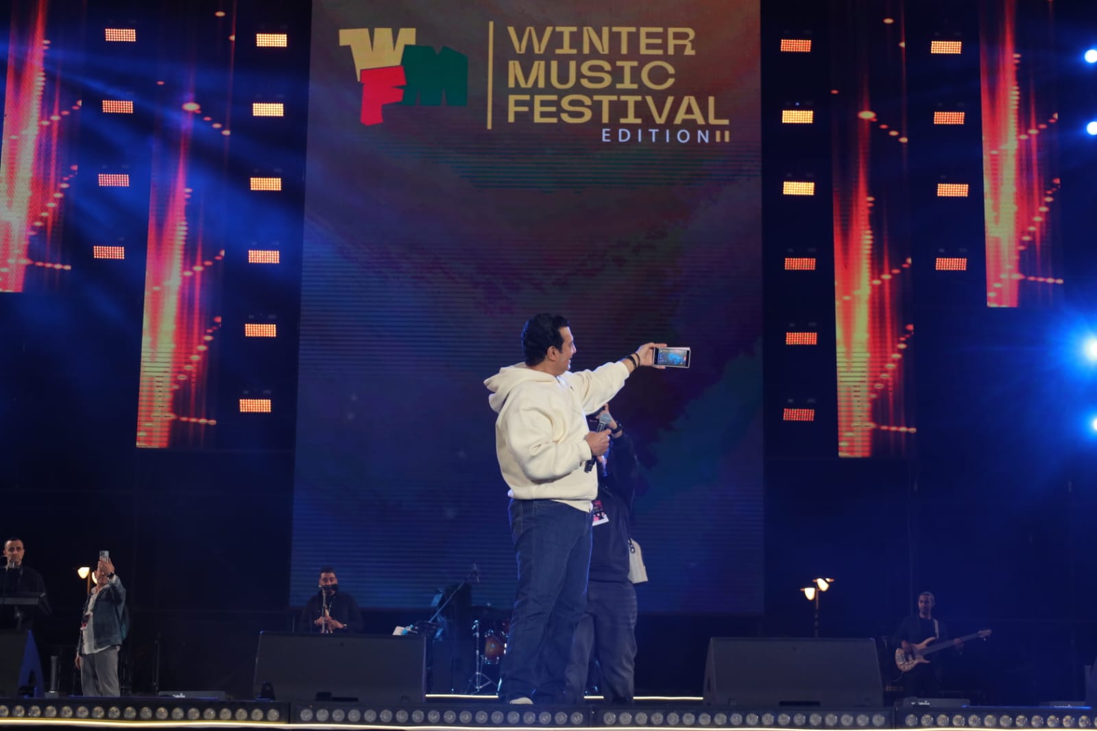 1763207003 554 إيهاب توفيق يحيي حفلة ممتلئة بالجمهور في مدينتي صور