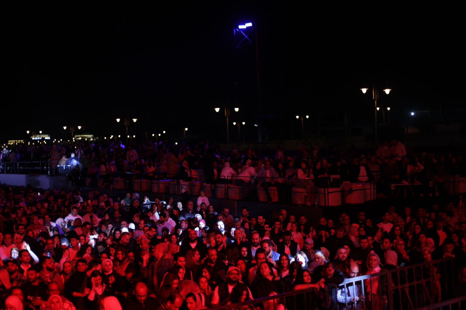 1763207003 810 إيهاب توفيق يحيي حفلة ممتلئة بالجمهور في مدينتي صور