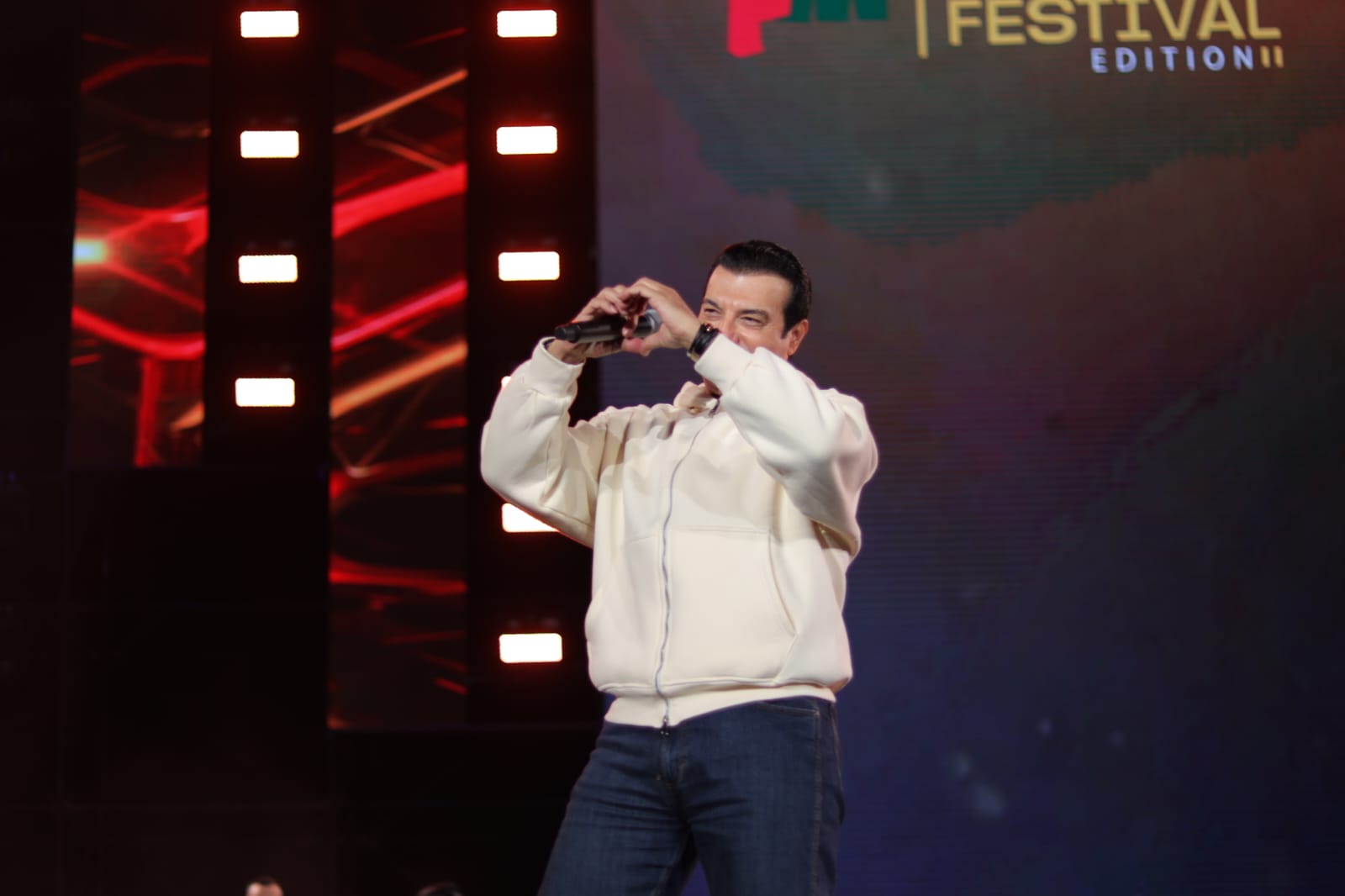 1763207003 895 إيهاب توفيق يحيي حفلة ممتلئة بالجمهور في مدينتي صور