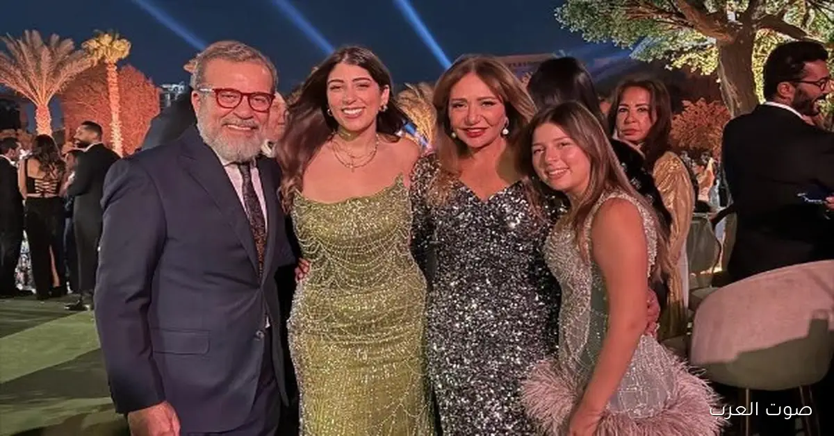 ليلى علوي تتألق بفستان لامع في فرح بنت عمر عرفة 2 ليلى علوي تتألق بفستان لامع في فرح بنت عمر عرفة