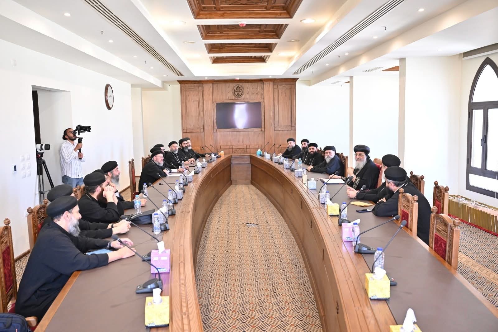 1763237008 715 لقاء ودّي بين البابا تواضروس وكهنة الأرشيديوسس في المقر البابوي