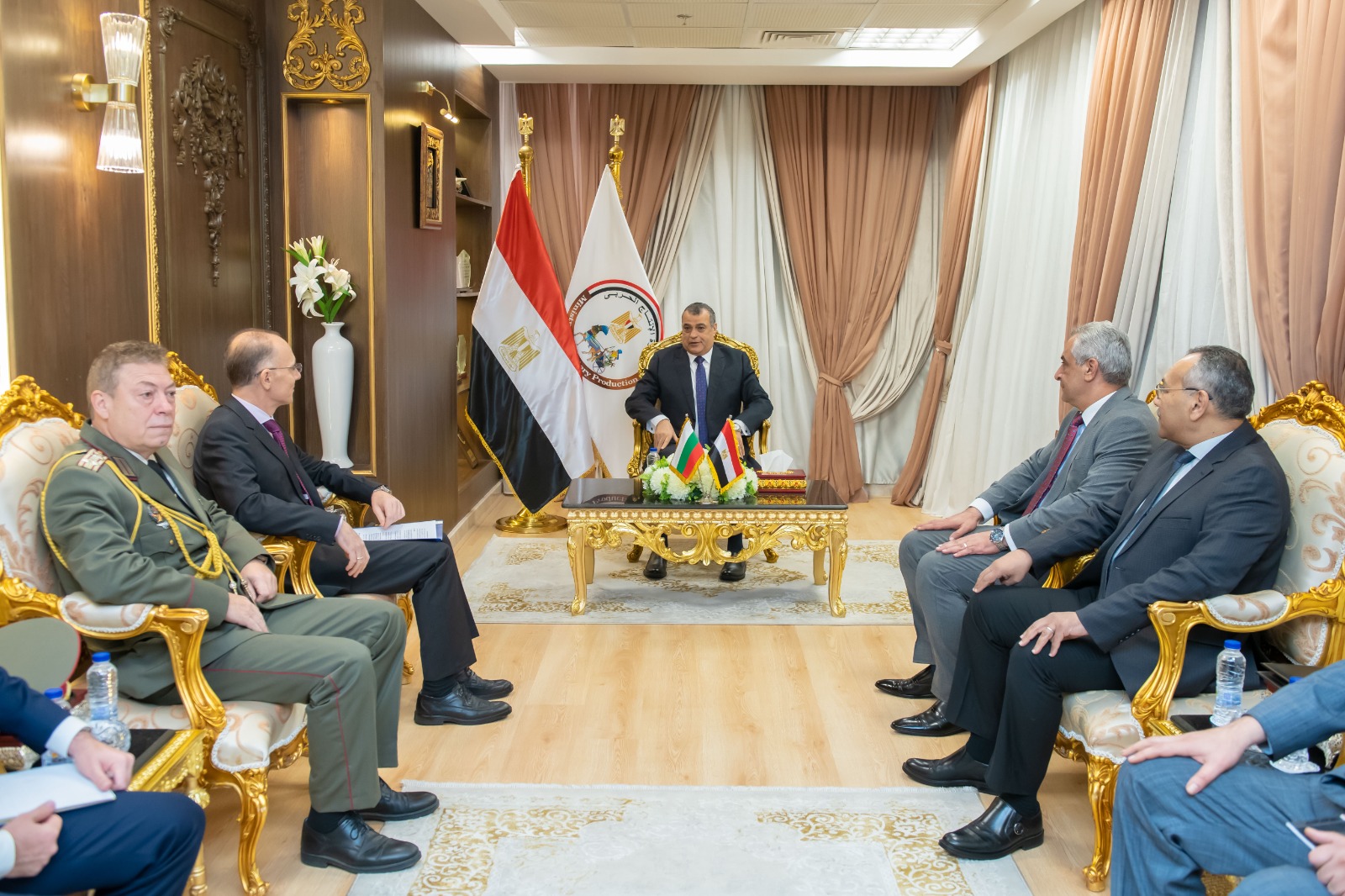 قبل بداية EDEX 2025.. وزير الإنتاج الحربي يتناقش مع سفير بلغاريا في التعاون الدفاعي 5 1763287162 456 قبل بداية EDEX 2025 وزير الإنتاج الحربي يتناقش مع سفير