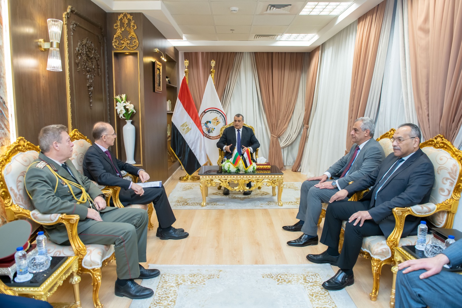 قبل بداية EDEX 2025.. وزير الإنتاج الحربي يتناقش مع سفير بلغاريا في التعاون الدفاعي 6 1763287162 598 قبل بداية EDEX 2025 وزير الإنتاج الحربي يتناقش مع سفير