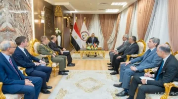 1763287162 قبل بداية EDEX 2025 وزير الإنتاج الحربي يتناقش مع سفير