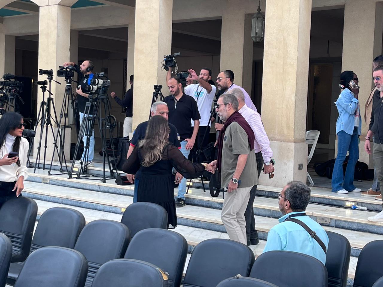 1763287955 260 محمود سعد وآل العدل أول الموجودين في ندوة خالد النبوي