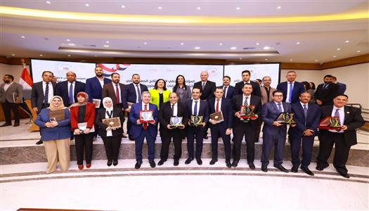 1763326342 311 وزيرة التضامن تهدي عمرة لسيدتين قبطيتين في مصر