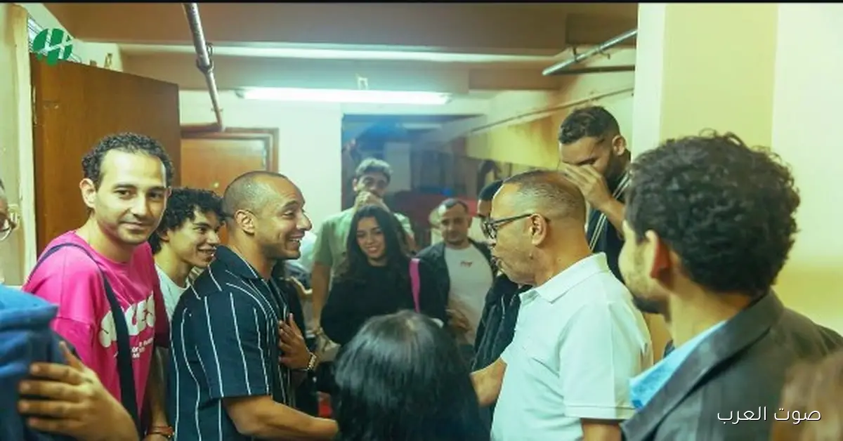 عمرو وهبة يحتفل بنجاح مسرحية “القضية اللي هي” وبيعلن عن مدّ الحفلات لثلاثة أيام كمان