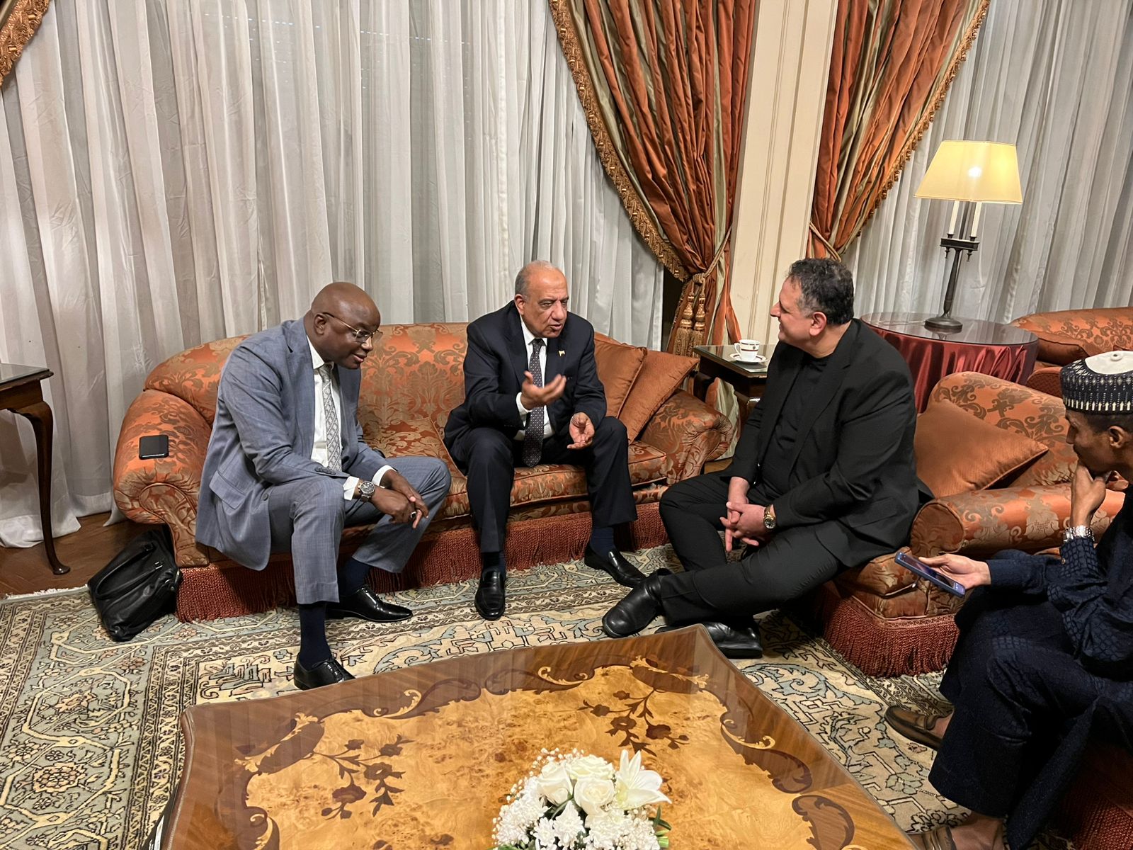 1763376375 246 وزير الكهرباء يتكلم مع وزير الكهرباء التشادي عن تطوير التدريب