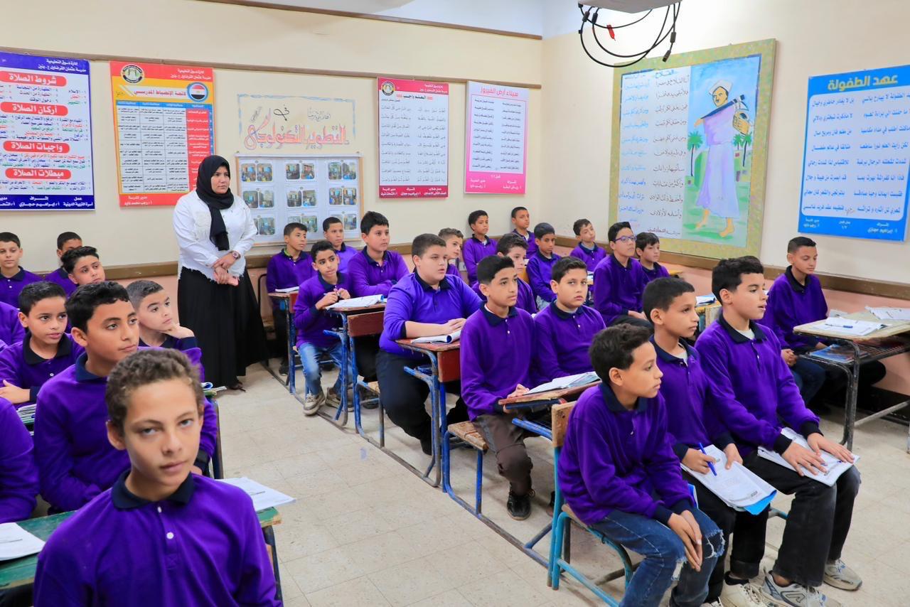 1763377125 149 وزير التعليم يتفقد مدارس كفر الشيخ ويفحص الغياب وكتيبات التقييمات