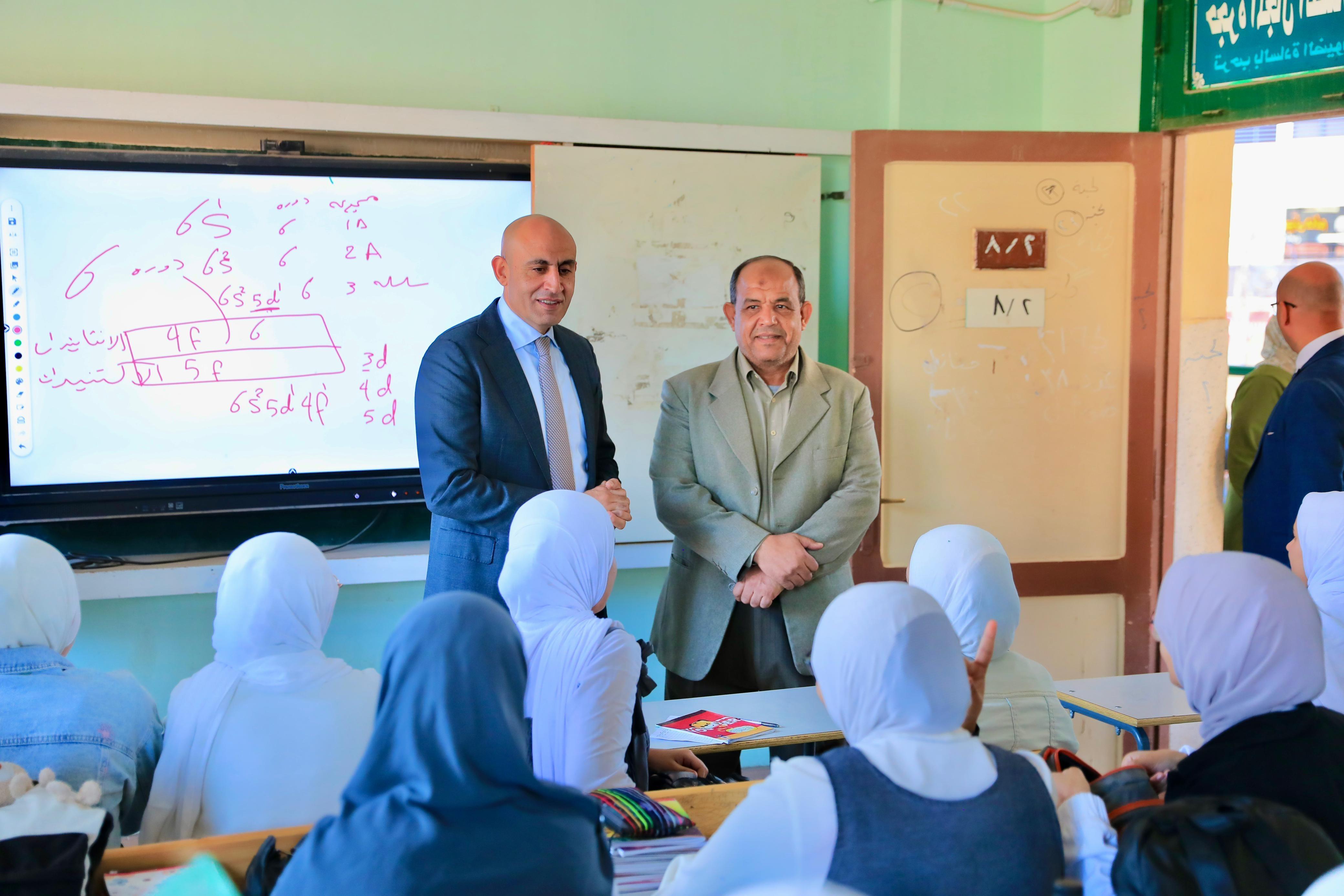 1763377125 868 وزير التعليم يتفقد مدارس كفر الشيخ ويفحص الغياب وكتيبات التقييمات