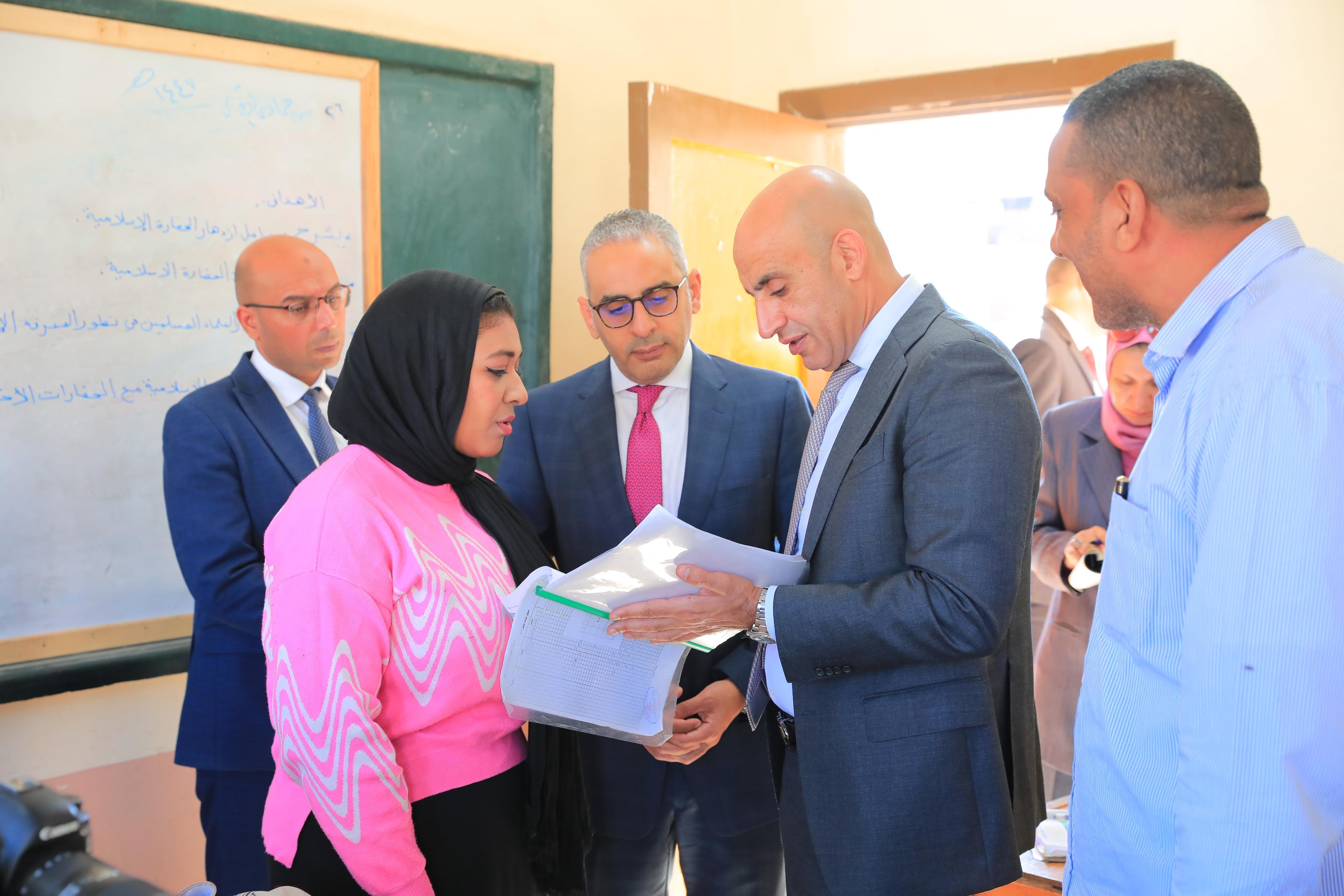 1763377125 971 وزير التعليم يتفقد مدارس كفر الشيخ ويفحص الغياب وكتيبات التقييمات