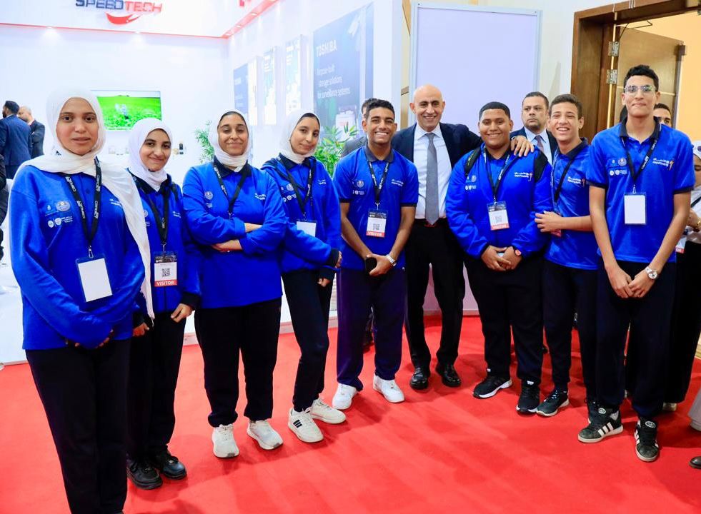 1763483993 283 وزير التعليم يشوف جناح مدرستنا في معرض Cairo ICT ويتعرف