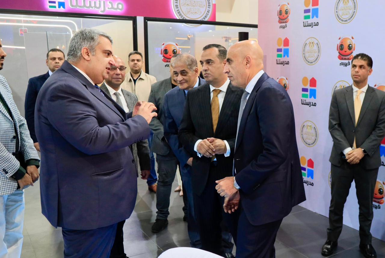 1763483993 491 وزير التعليم يشوف جناح مدرستنا في معرض Cairo ICT ويتعرف