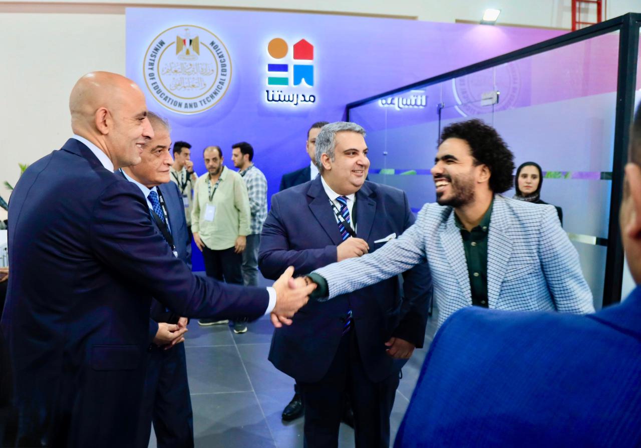 1763483993 959 وزير التعليم يشوف جناح مدرستنا في معرض Cairo ICT ويتعرف