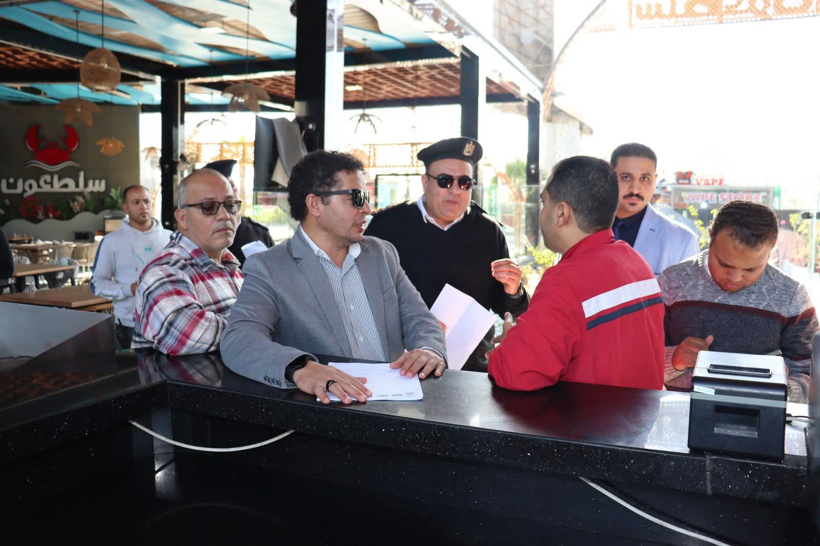 1763489661 565 جهاز الشيخ زايد يقفل 15 محل تجاري مخالف في الممشى