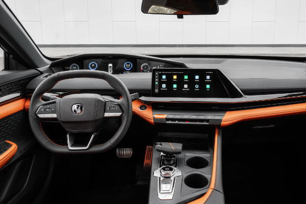 1763514097 119 أنت هتختار إيه شانجان UNI V ولا نيسان سنترا 2026؟