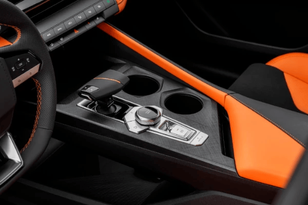 1763514097 419 أنت هتختار إيه شانجان UNI V ولا نيسان سنترا 2026؟