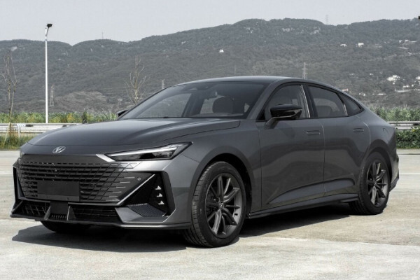 1763514097 650 أنت هتختار إيه شانجان UNI V ولا نيسان سنترا 2026؟