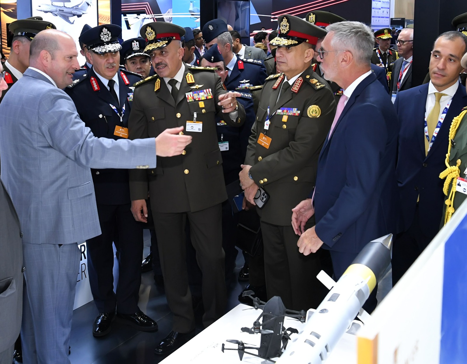 1763543782 629 رئيس الأركان يزور معرض دبي للطيران ويتفقد أحدث تكنولوجيا الطيران