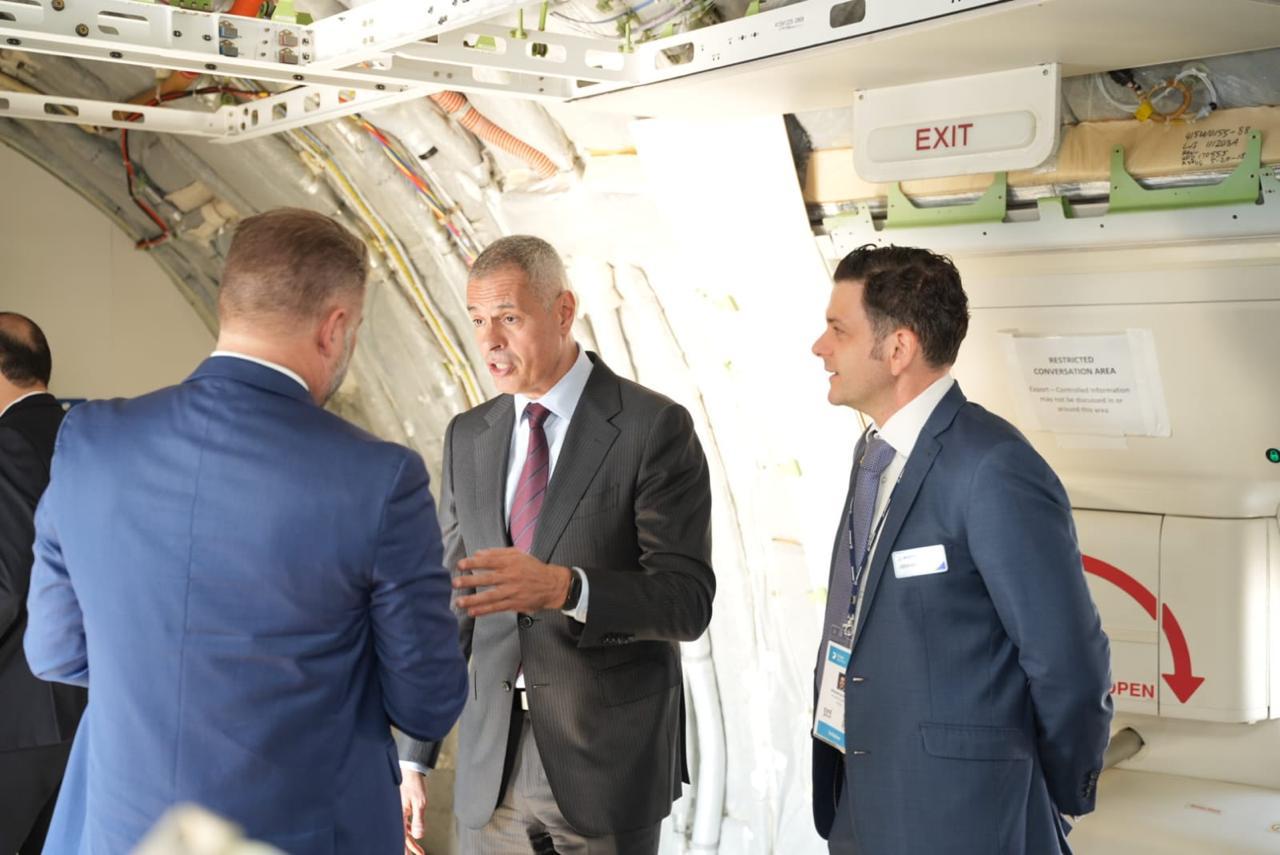 1763556507 860 رئيس مصر للطيران يشوف طائرة Boeing 777X في معرض دبي