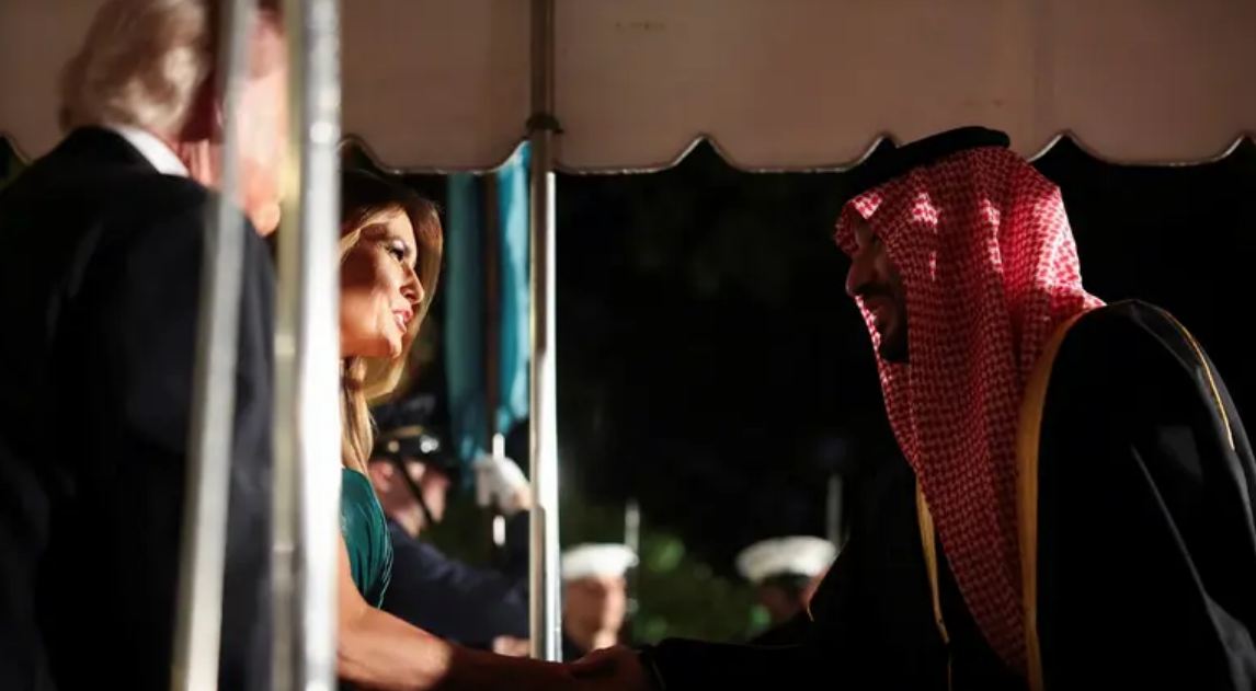 1763558072 779 ميلانيا ترامب ترتدي فستان أخضر لاستقبال ولي العهد السعودي