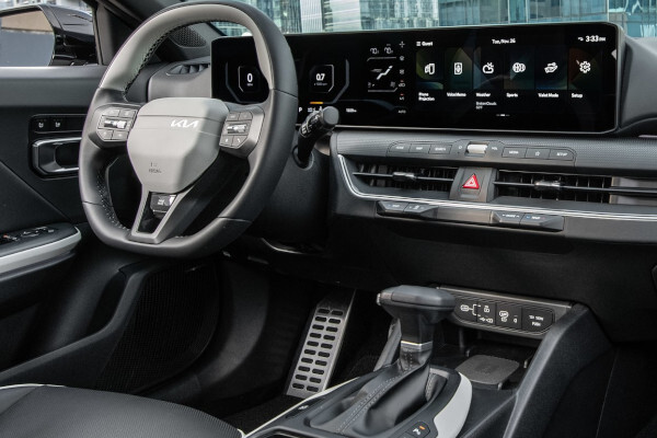 1763641465 406 أنت مع مين؟ مازدا 3 ولا كيا كي 4 موديل