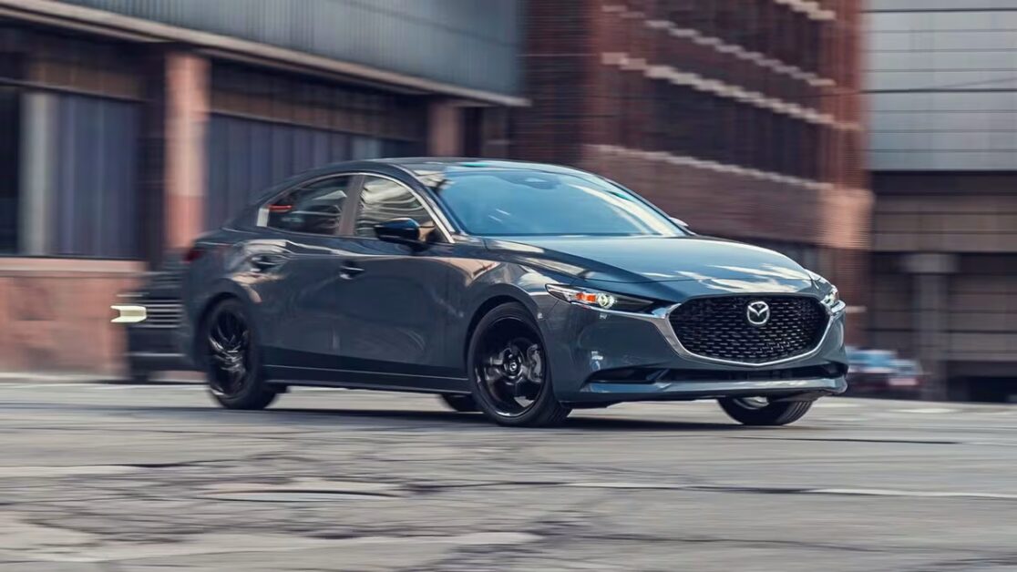 1763641465 840 أنت مع مين؟ مازدا 3 ولا كيا كي 4 موديل