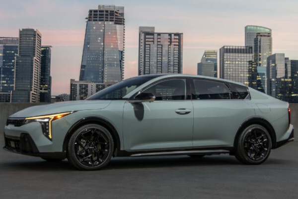 1763641465 925 أنت مع مين؟ مازدا 3 ولا كيا كي 4 موديل