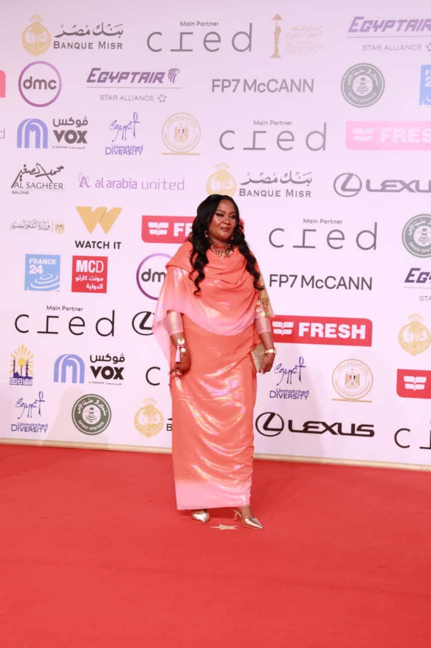 1763746782 165 الفنانين بدأوا يتوافدوا على السجادة الحمراء لختام مهرجان القاهرة السينمائي