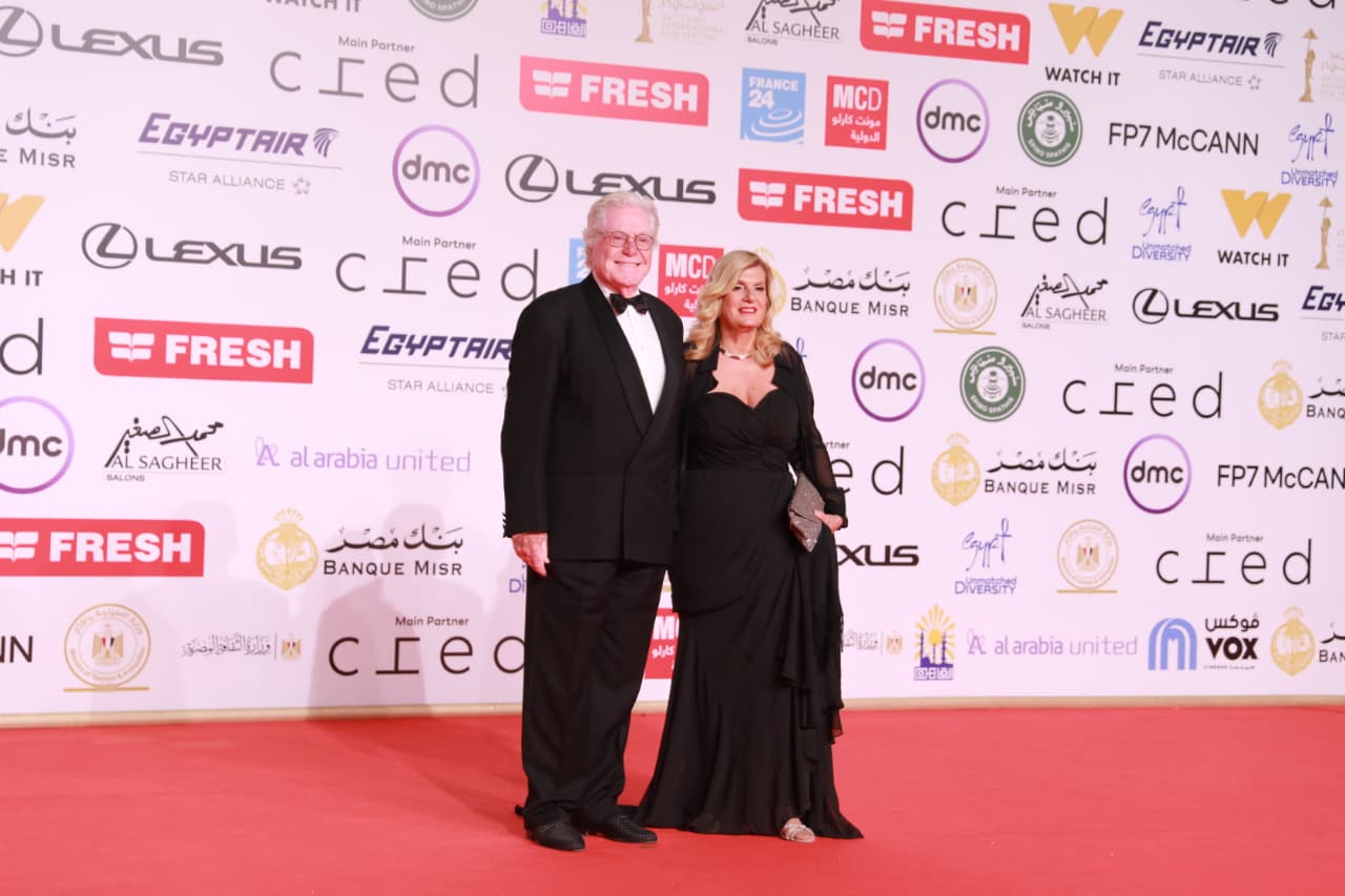 1763746782 412 الفنانين بدأوا يتوافدوا على السجادة الحمراء لختام مهرجان القاهرة السينمائي