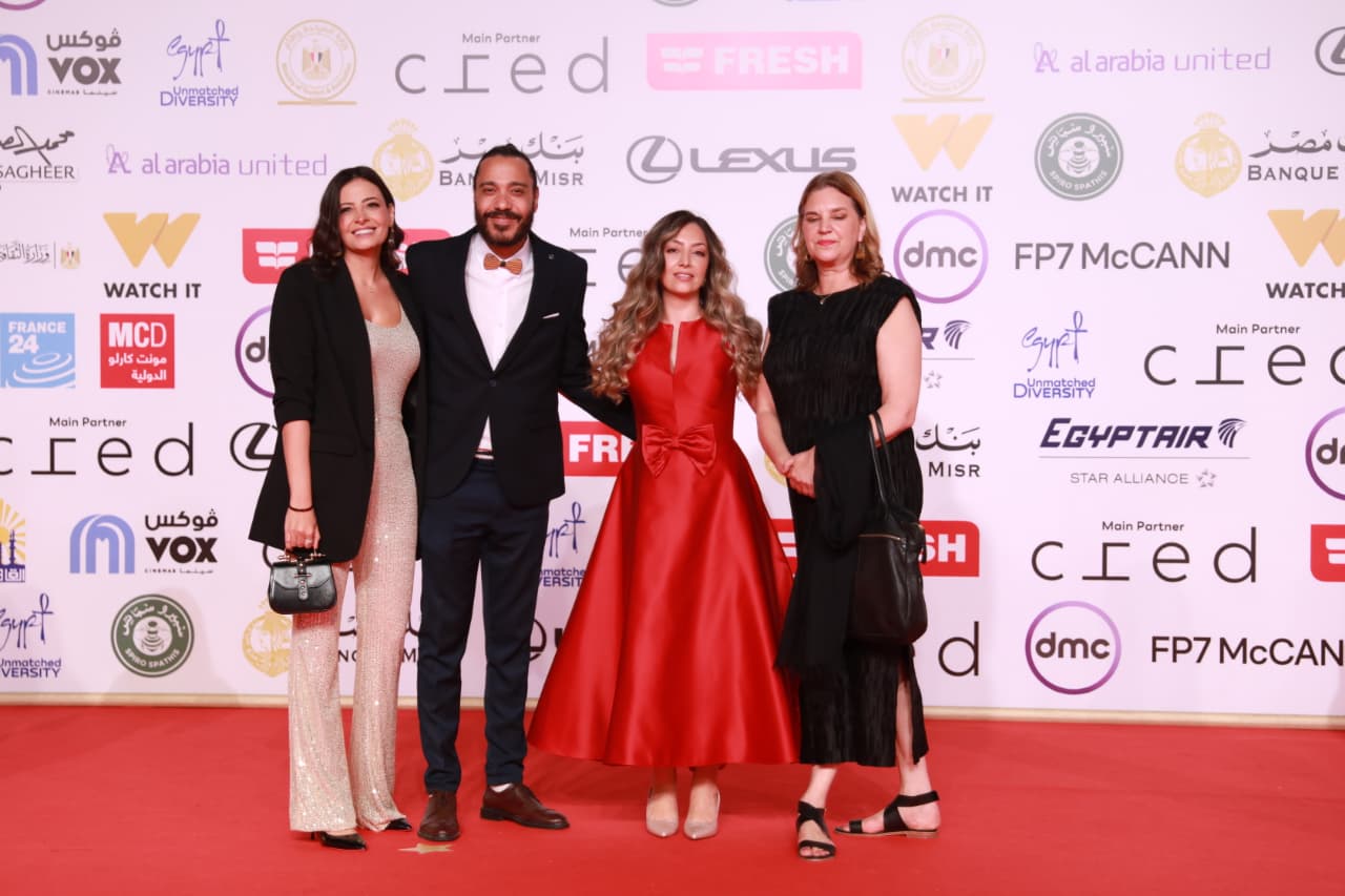 1763746782 566 الفنانين بدأوا يتوافدوا على السجادة الحمراء لختام مهرجان القاهرة السينمائي