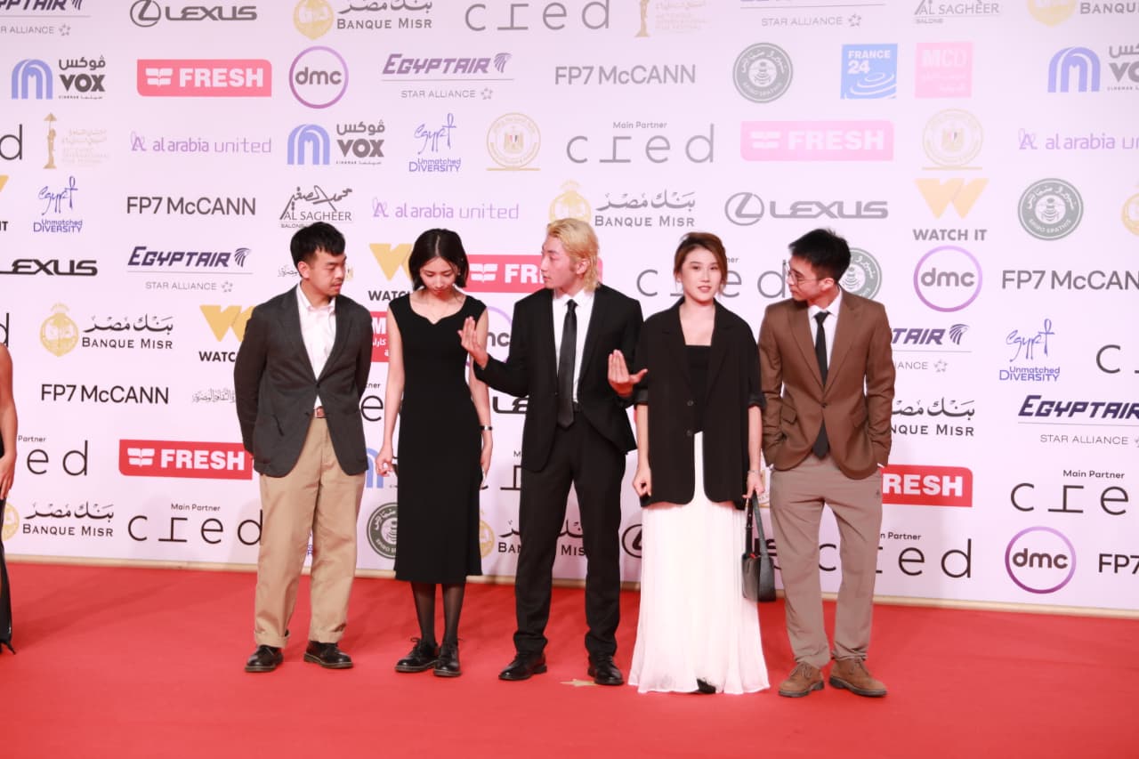 1763746782 954 الفنانين بدأوا يتوافدوا على السجادة الحمراء لختام مهرجان القاهرة السينمائي