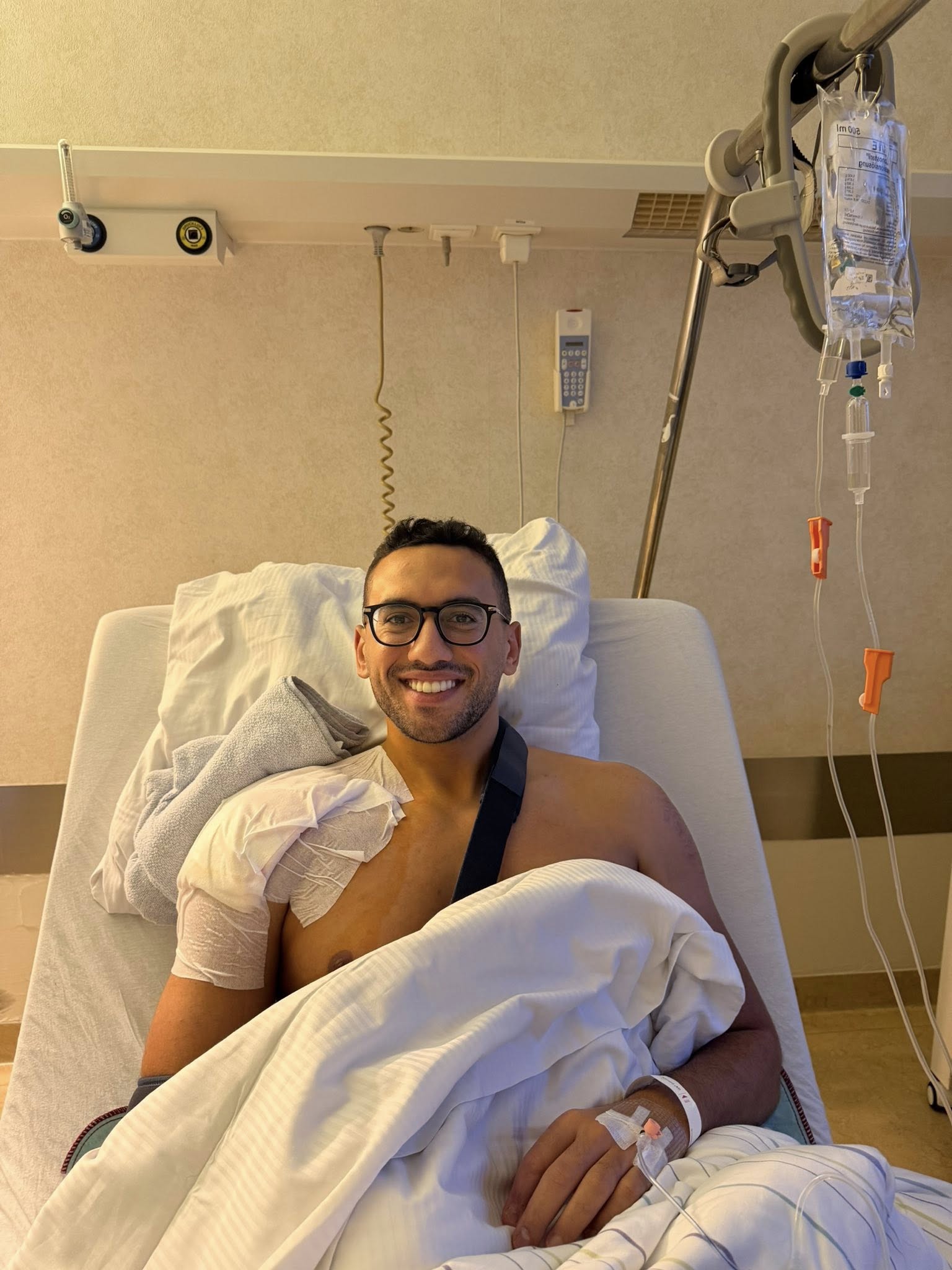 1763747713 159 أحمد الجندي دخل المستشفى عشان عملية جراحية في كتفه