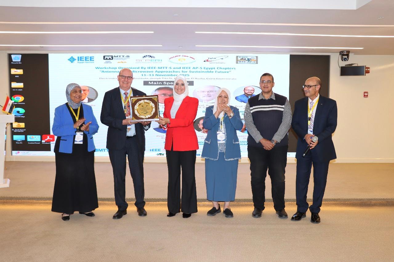 1763815532 205 معهد بحوث الإلكترونيات ينظم ورشة دولية عن الهوائيات والميكروويف