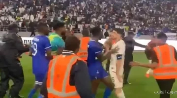 1763815778 خناقة واحتضان لقطات مش حلوة في ماتش الهلال ومولودية الجزائر