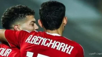 1763860574 بن شرقي يحتفل بإمام عاشور بعد الفوز على شبيبة القبائل