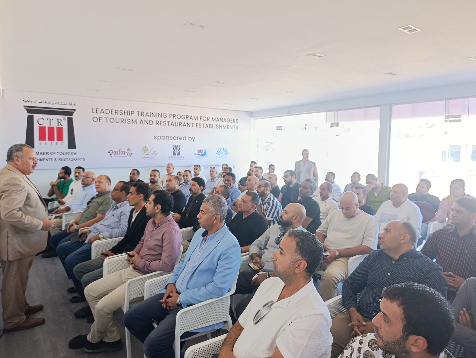 1763890658 181 غرفة المطاعم السياحية تبدأ برنامج تدريبي لتطوير مهارات القيادة