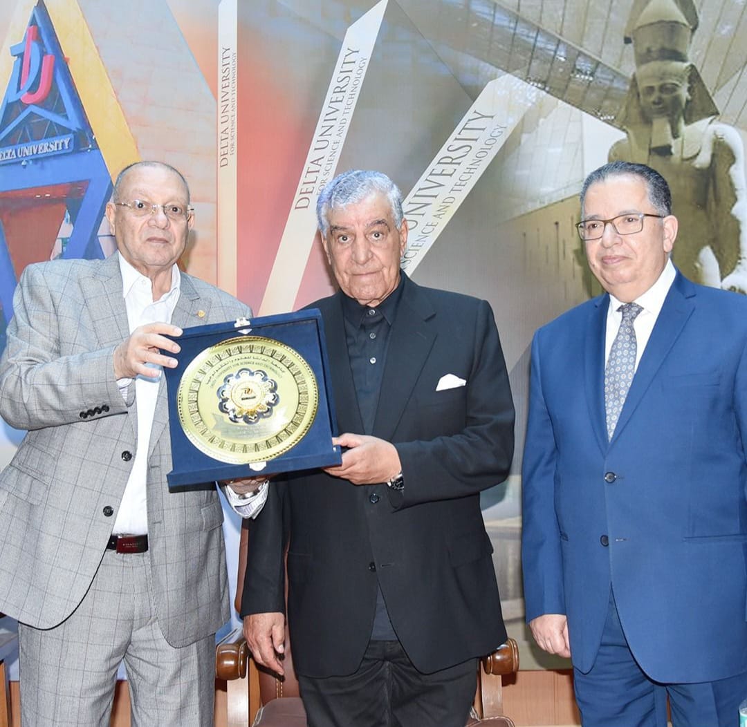 طلاب الجامعة في الندوة