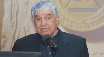 1763906120 زاهي حواس يطلب من طلاب الجامعات يوقعوا على وثيقة لاسترجاع