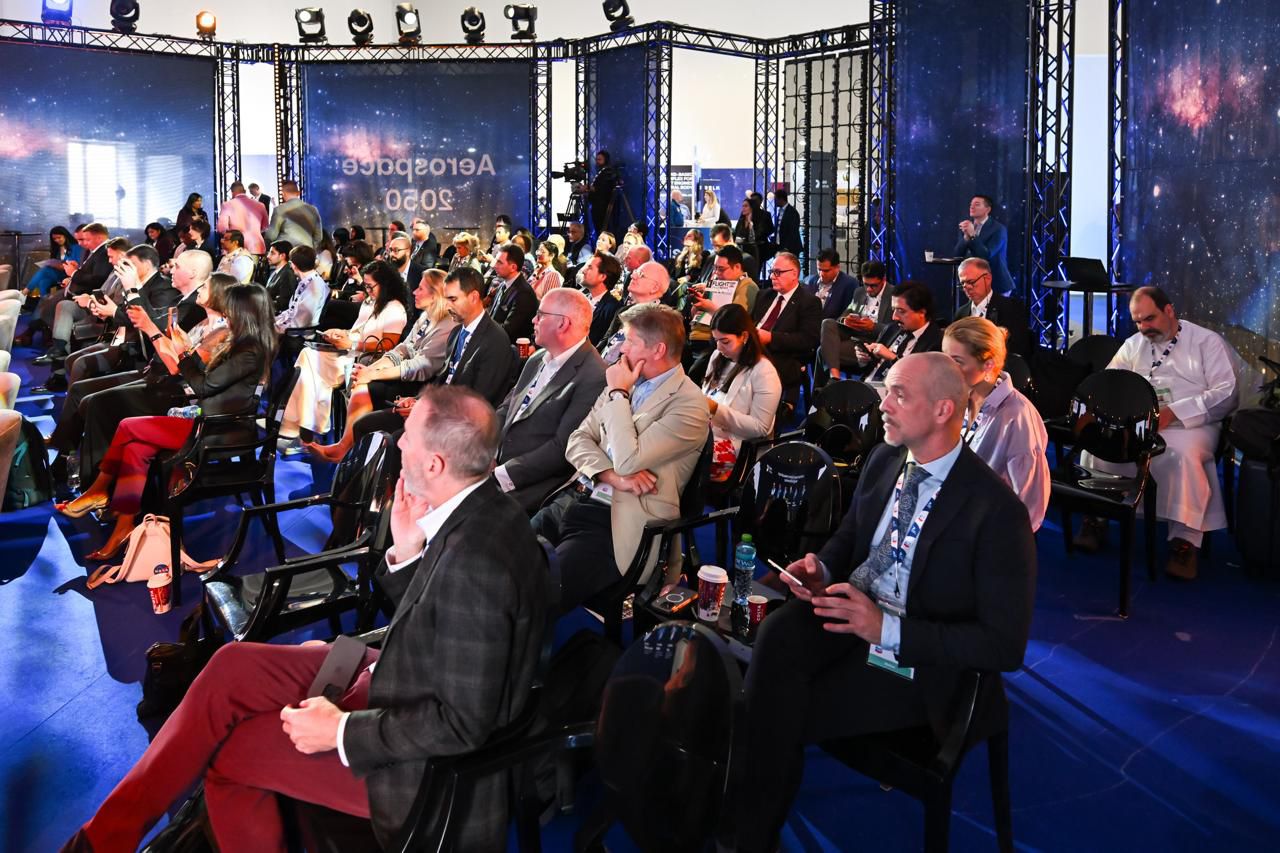 1763907640 711 مصر تتكلم عن الطيران والسياسات والاستدامة في جلسة نقاشية بدبي