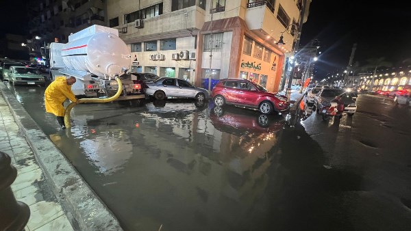 محافظ بورسعيد على رأس سيارات شفط وكسح مياه الأمطار